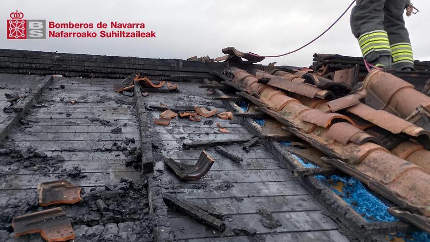 El incendio en una chimenea daña el tejado de una vivienda en Uscarrés