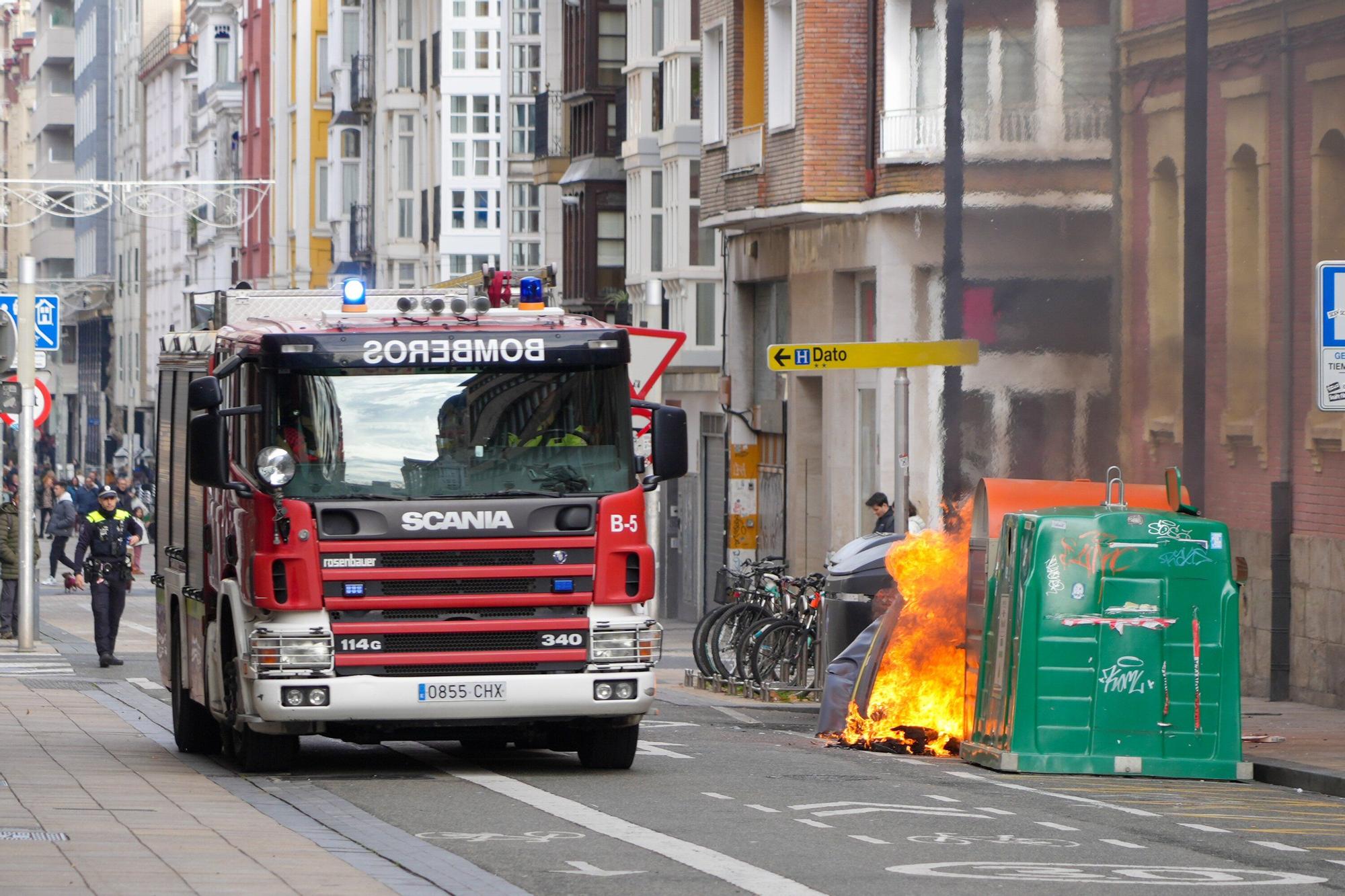 En imágenes: Arde un contenedor en Fueros a plena luz del día