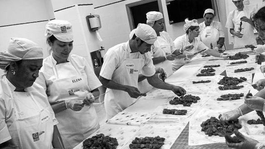 Varias personas participan en un curso de carnicería organizado por Anafe-CCOO.
