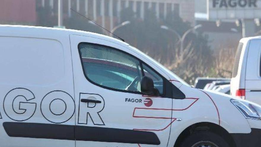 Una furgoneta del servicio de asistencia técnica de Fagor, aparcada junto a la planta de la antigua cooperativa en la sede de Arrasate.