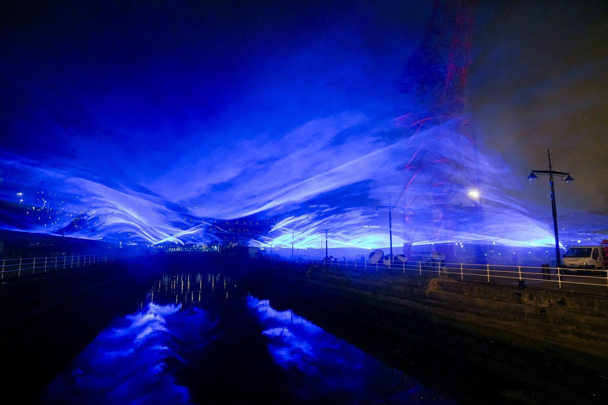 En imágenes: ‘Waterlicht’, un océano de luz azul sobre la ría de Bilbao