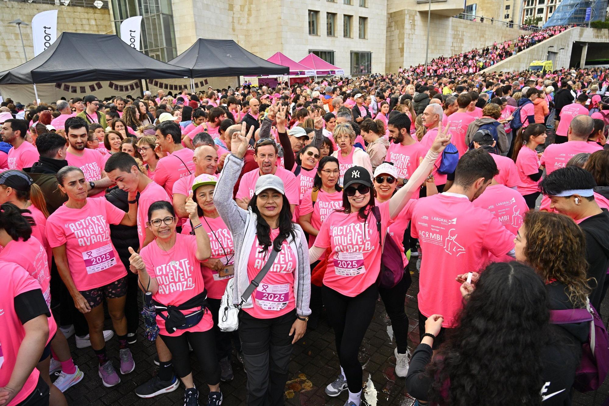En imágenes: los paraguas tiñen la marea rosa de Bilbao