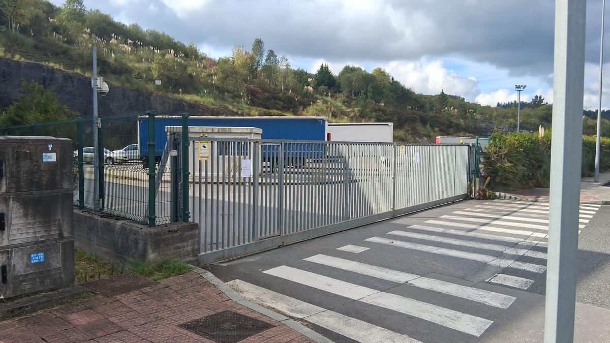 Arriaganeko kamioientzako aparkalekua.