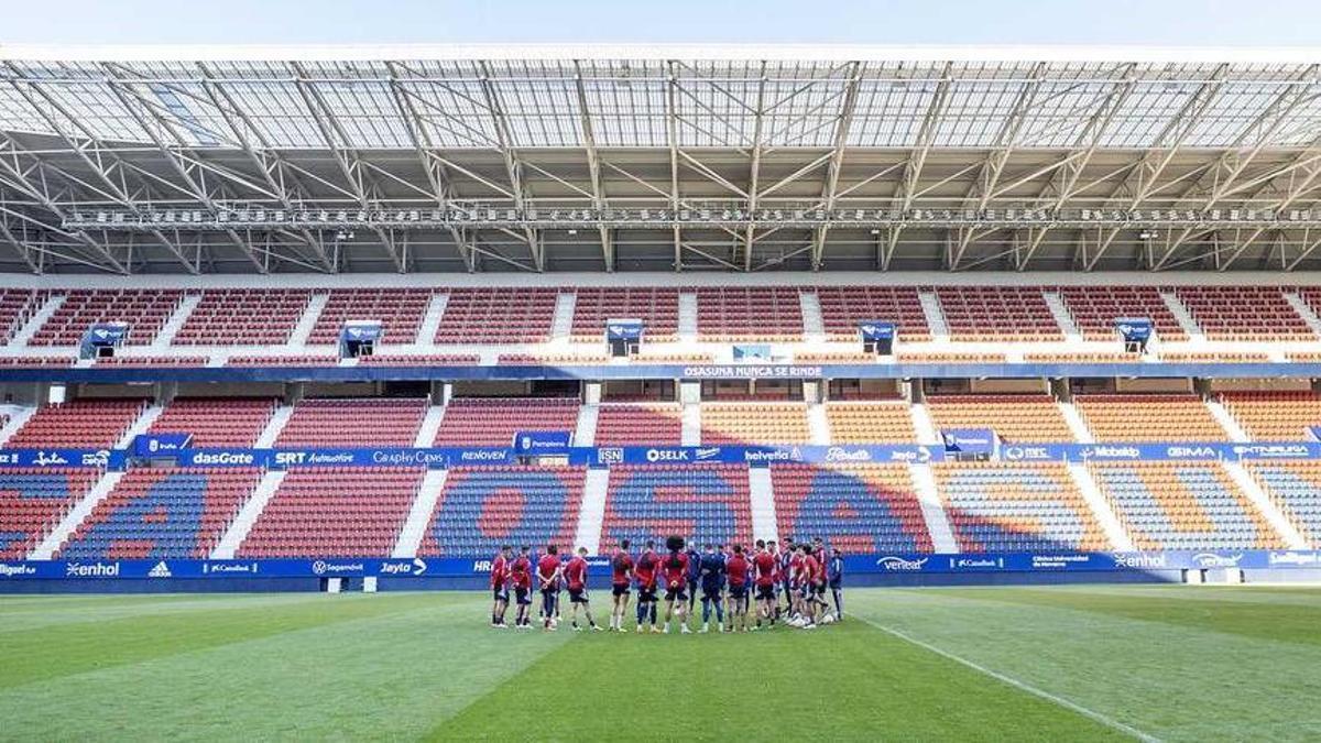 Los jugadores de Osasuna hablan en el centro del terreno de juego de El Sadar, donde realizaron ayer un entrenamiento vespertino a puerta cerrada.