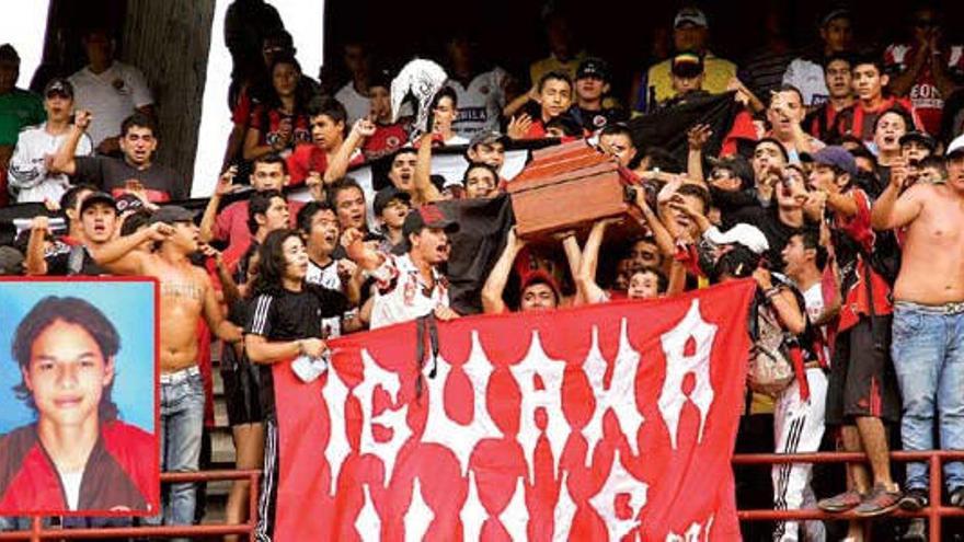 Llevan al partido a su amigo muerto metido en el ataúd