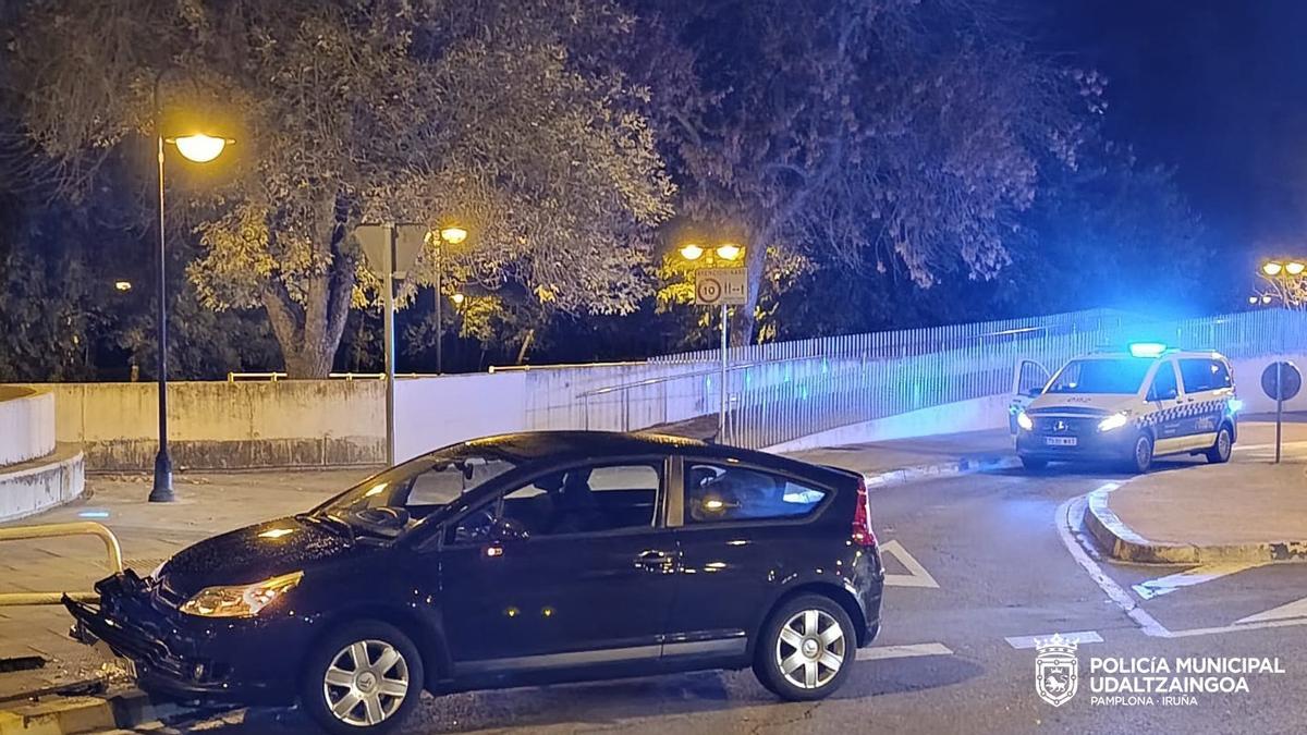 Imagen de uno de los accidentes atendidos el fin de semana en Pamplona, una salida de vía y posterior colisión contra una valla de seguridad en la Rochapea.