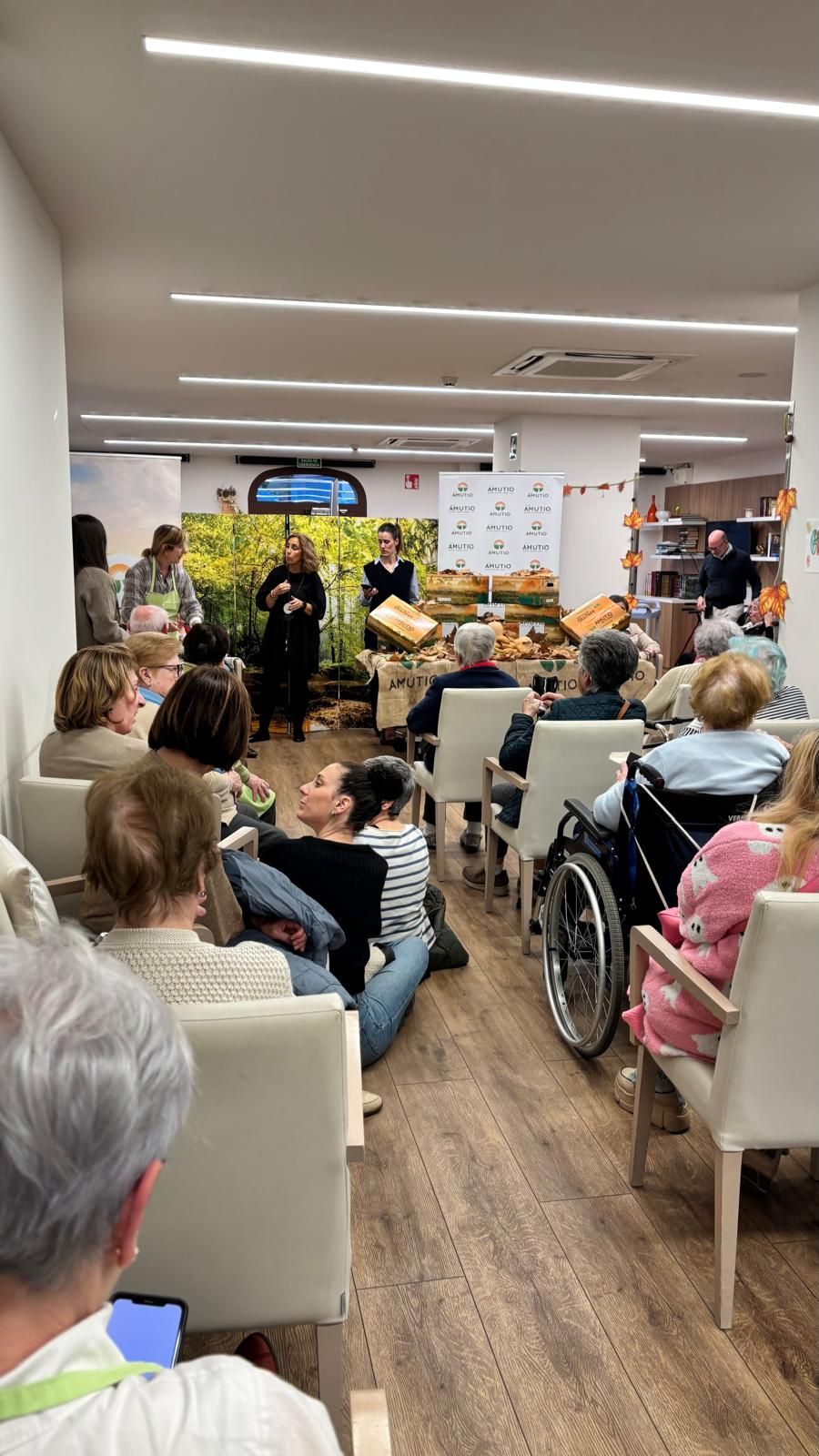 En imágenes: Una tarde de historias, cariño y tortillas con los mayores de Vitoria