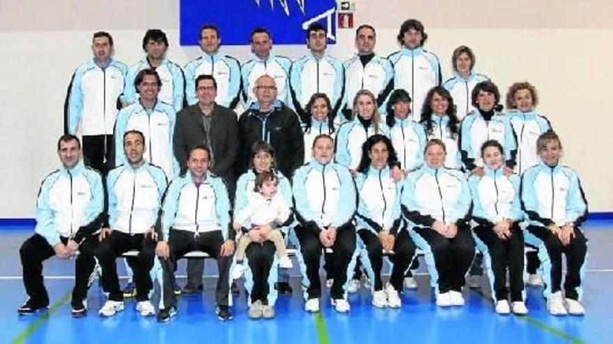 Jugadores que integran la sección de pádel del Arenas que dirige Ignacio Ultra.