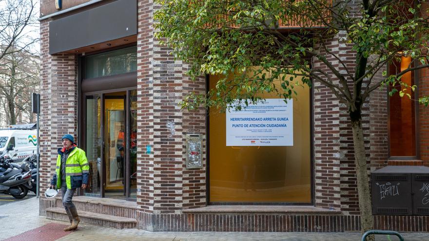 Fotos de la oficina de información vecinal sobre el Paseo de Sarasate y el estado de las obras