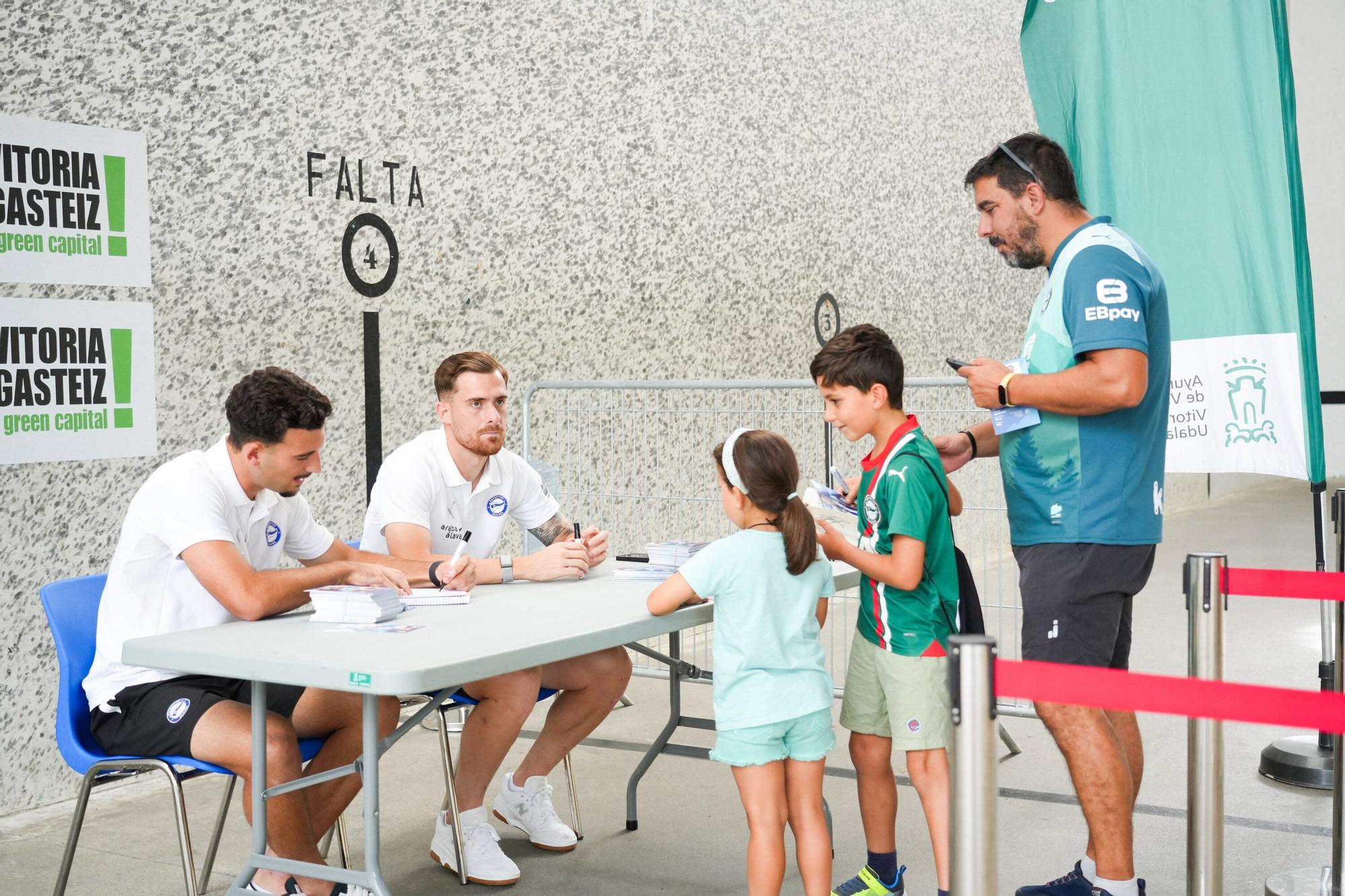 En imágenes: Toni Martínez y Víctor Parada firman autógrafos en las piscinas de Gamarra