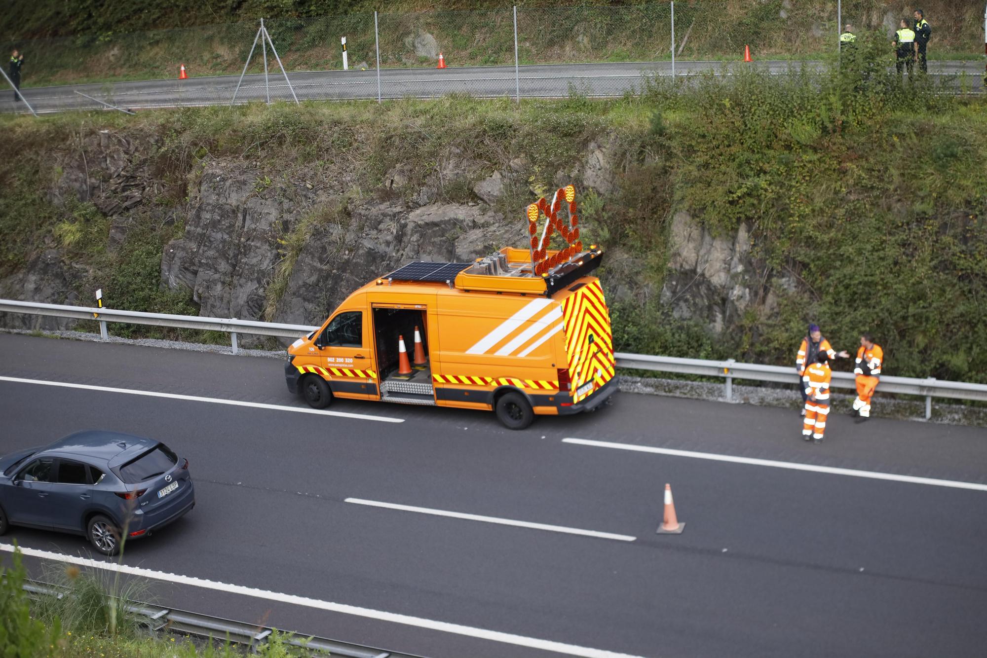 En imágenes: un coche desde la carretera de Arrigorriaga a la A-68