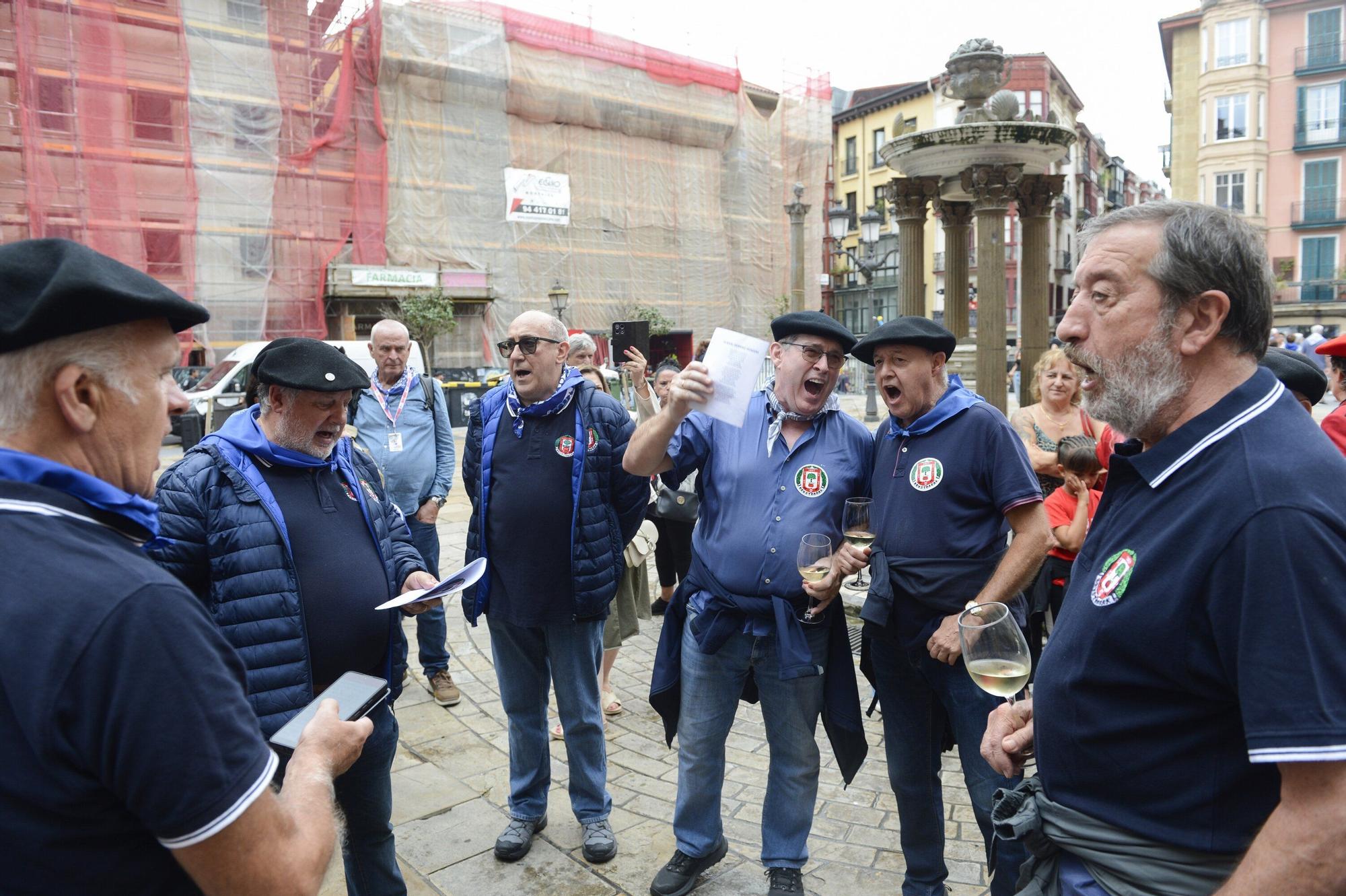 En imágenes: El tradicional Txikiteo Nagusia reúne a una treintena de actores y actrices