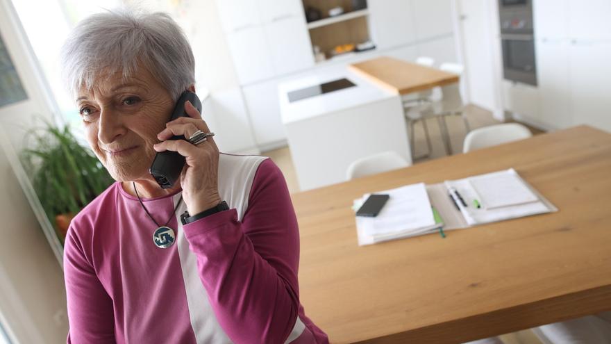 La soledad no deseada que desaparece con un café o una llamada