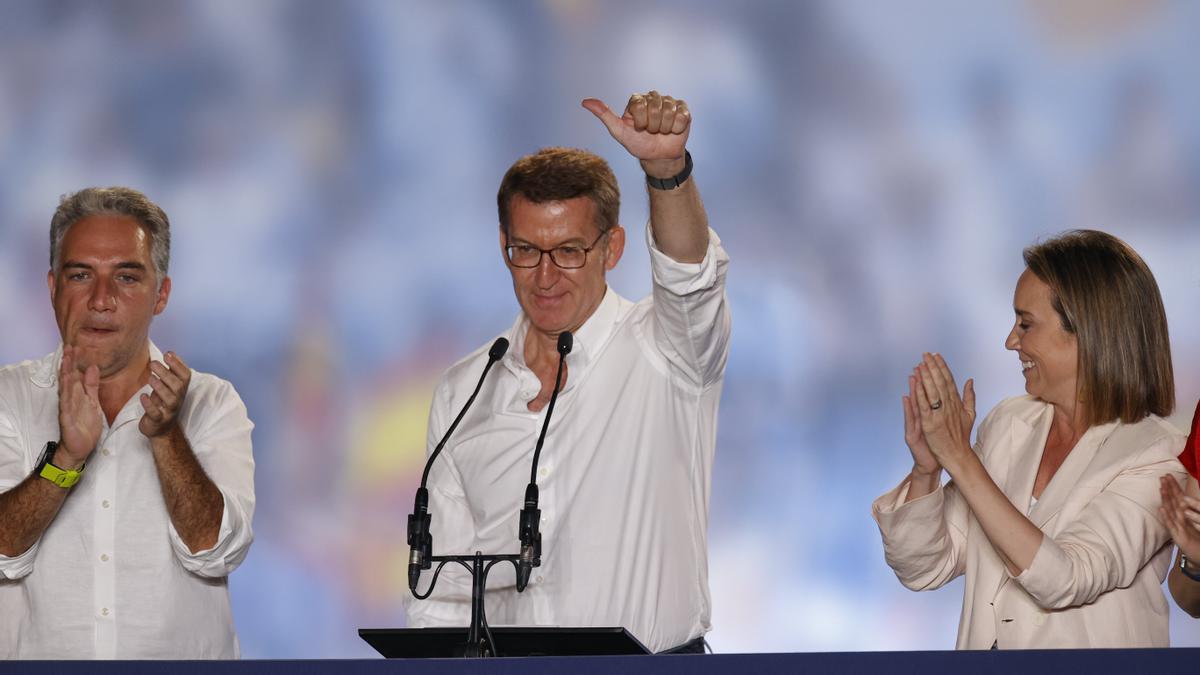 El candidato del Partido Popular, Alberto Núñez Feijoo , saluda a los simpatizantes en la sede de los populares en Madrid tras conocerse los resultados en las elecciones.