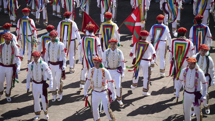 Vídeo: Luzaide / Valcarlos baila al son de sus bolantes en un espléndido domingo