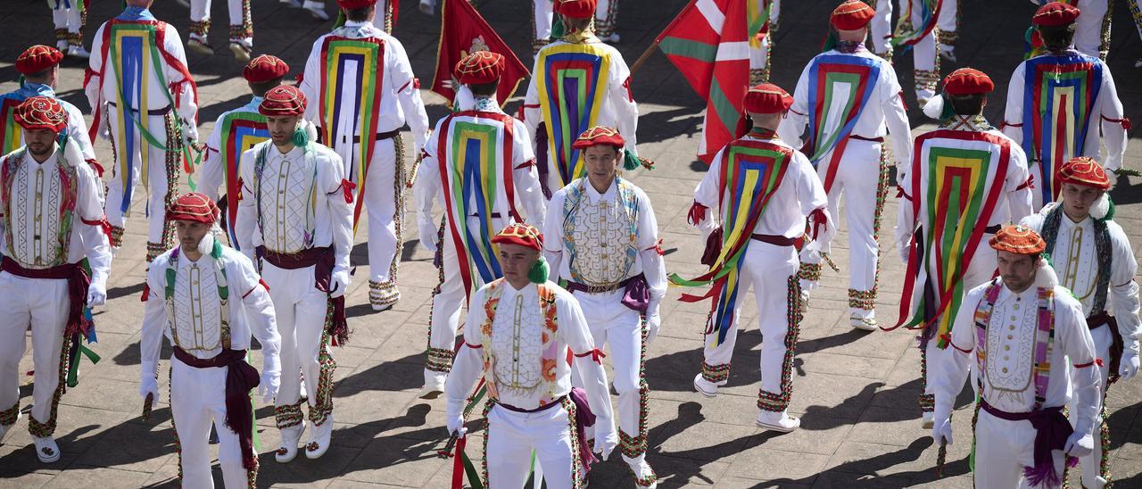 Vídeo: Luzaide / Valcarlos baila al son de sus bolantes en un espléndido domingo