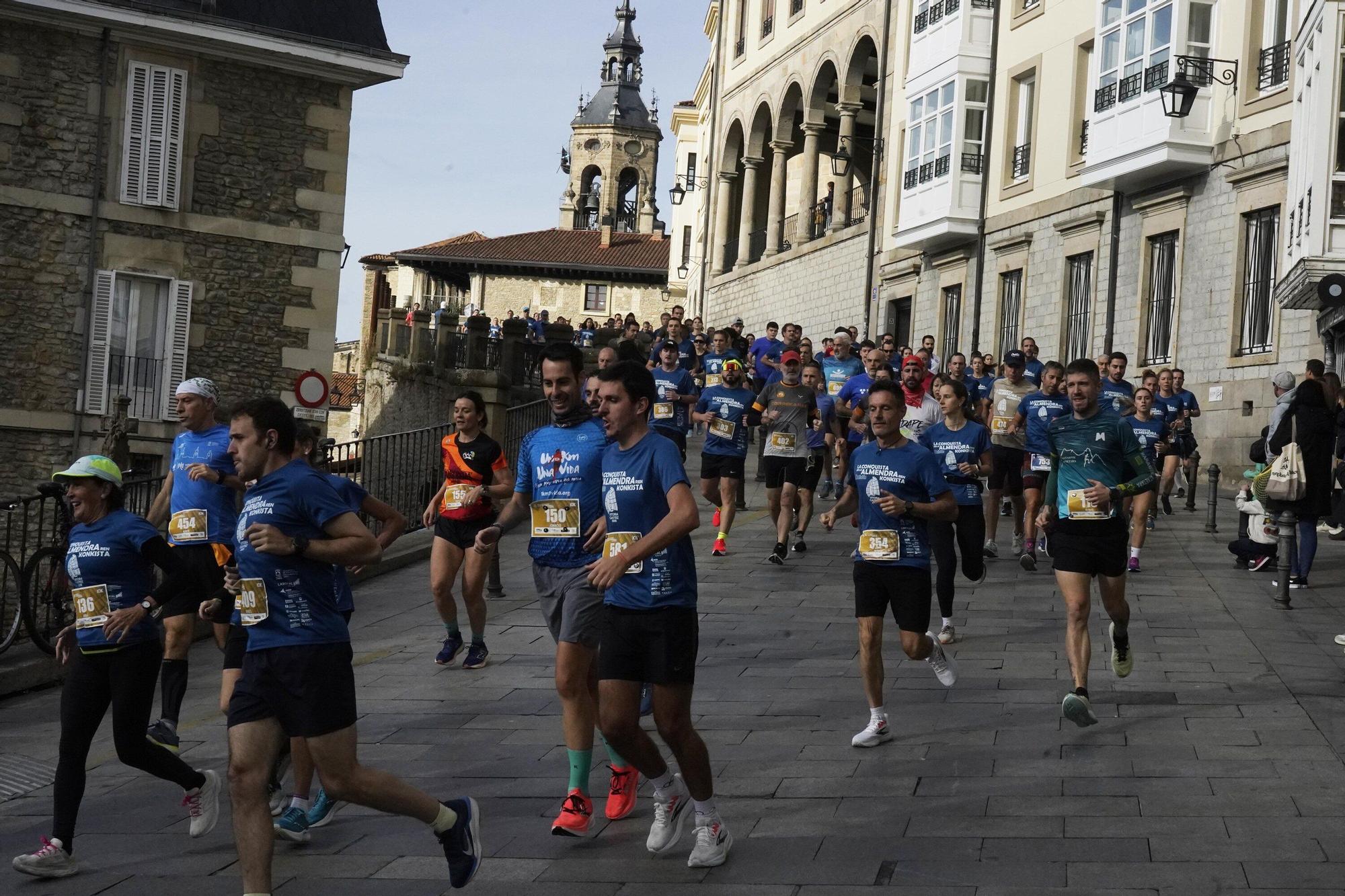 En imágenes: Miles de personas conquistan la Almendra de Gasteiz