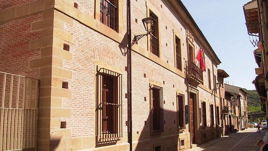 El Palacio del Gobernador, edificio del siglo VIII ubicado en la calle de la Rúa, que alberga el Museo del Carlismo.