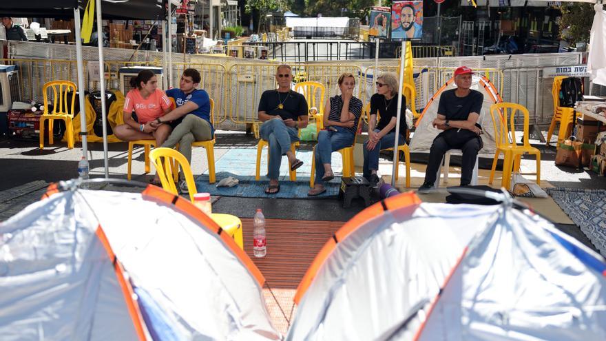 Familias de los rehenes llevan una semana acampados ante el domicilio de Netanyahu