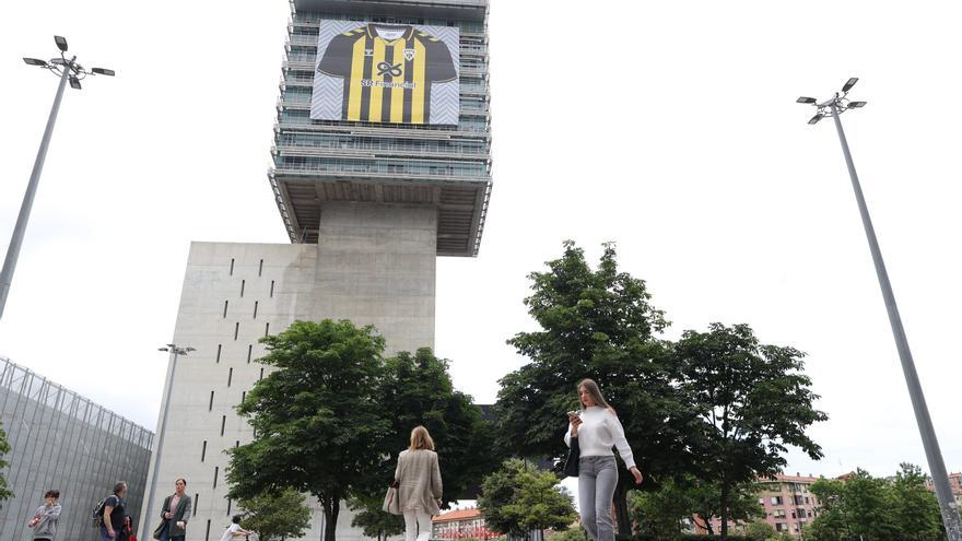 El BEC luce una camiseta gigante del Barakaldo