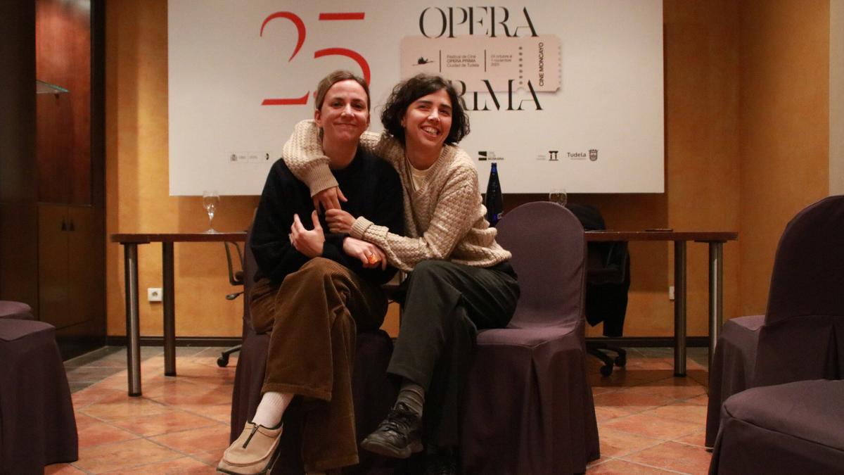 La productora Carmen Garrido y la realizadora Sara Fantova en la rueda de prensa de Tudela.