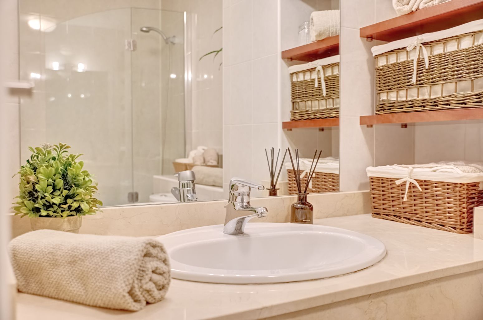 Un piso con vistas a la Plaza del Castillo sale al mercado: patrimonio, modernidad y ubicación única en el Casco Antiguo