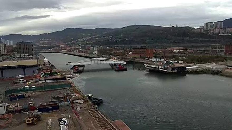 Colocación del segundo puente de Zorrotzaurre