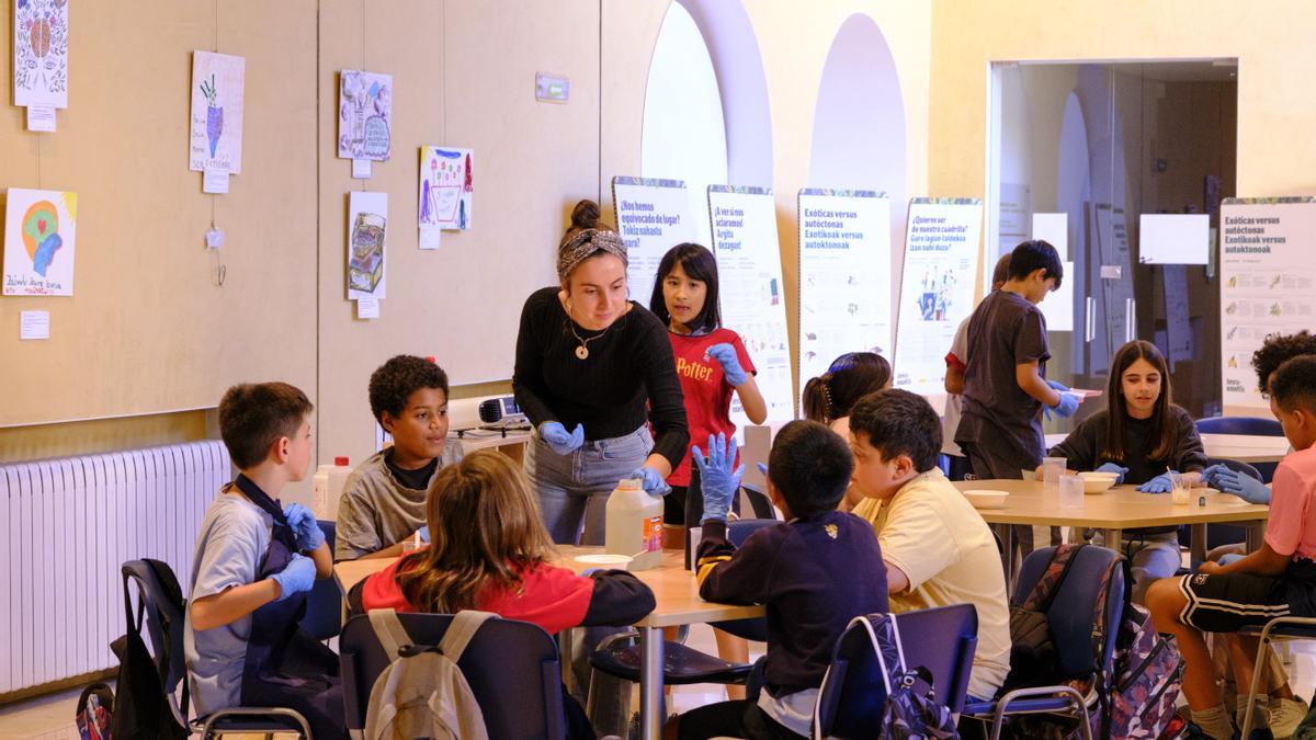Miembro de la Corporación municipal con estudiantes