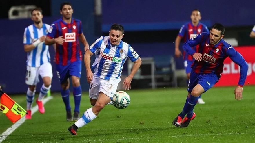 Sangalli intenta llegar al balón en el partido a puerta cerrada ante el Eibar.