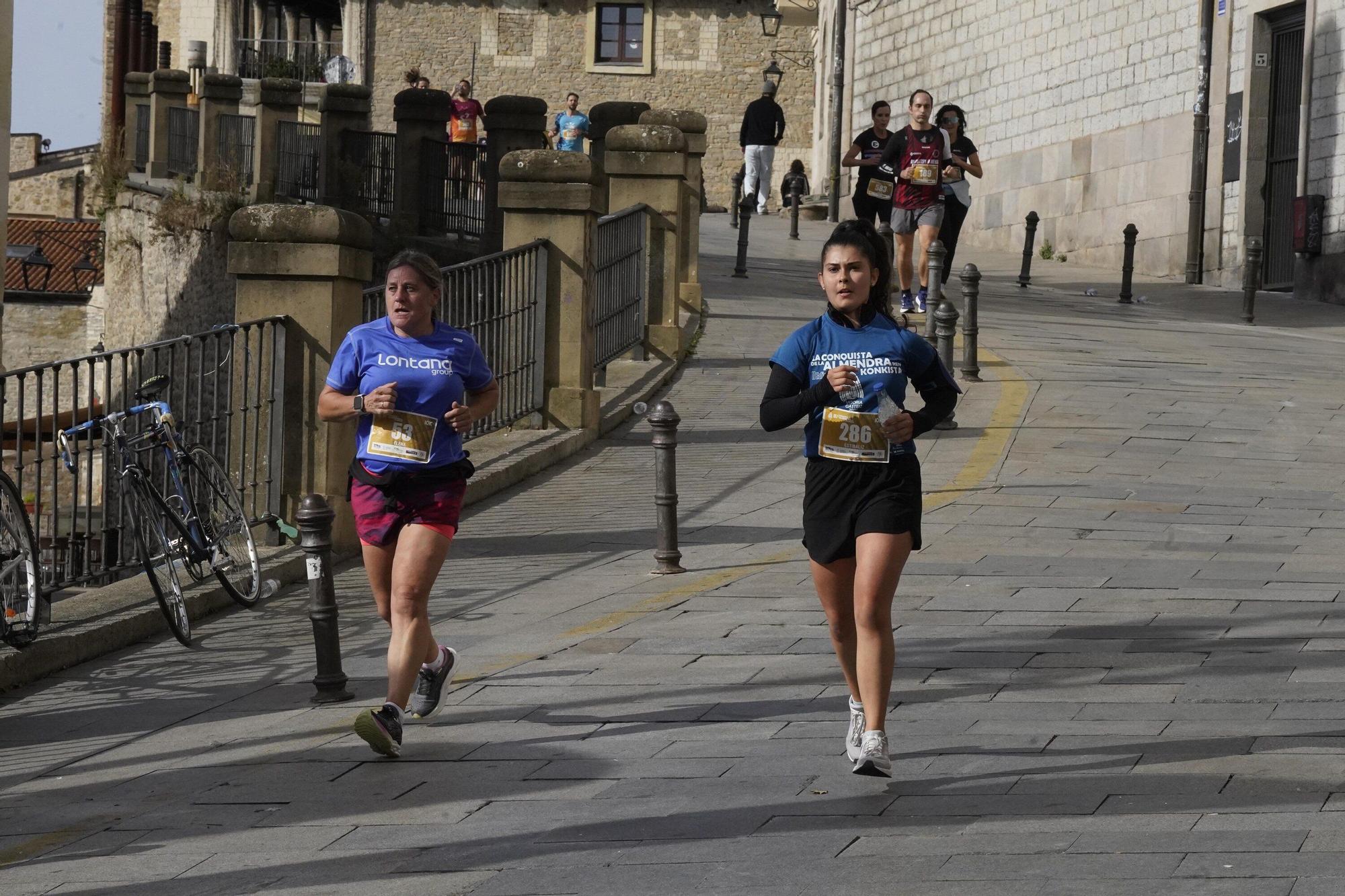 En imágenes: Miles de personas conquistan la Almendra de Gasteiz