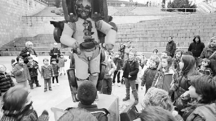 Las estatuas humanas invaden Eibar para inaugurar las Jornadas de Teatro