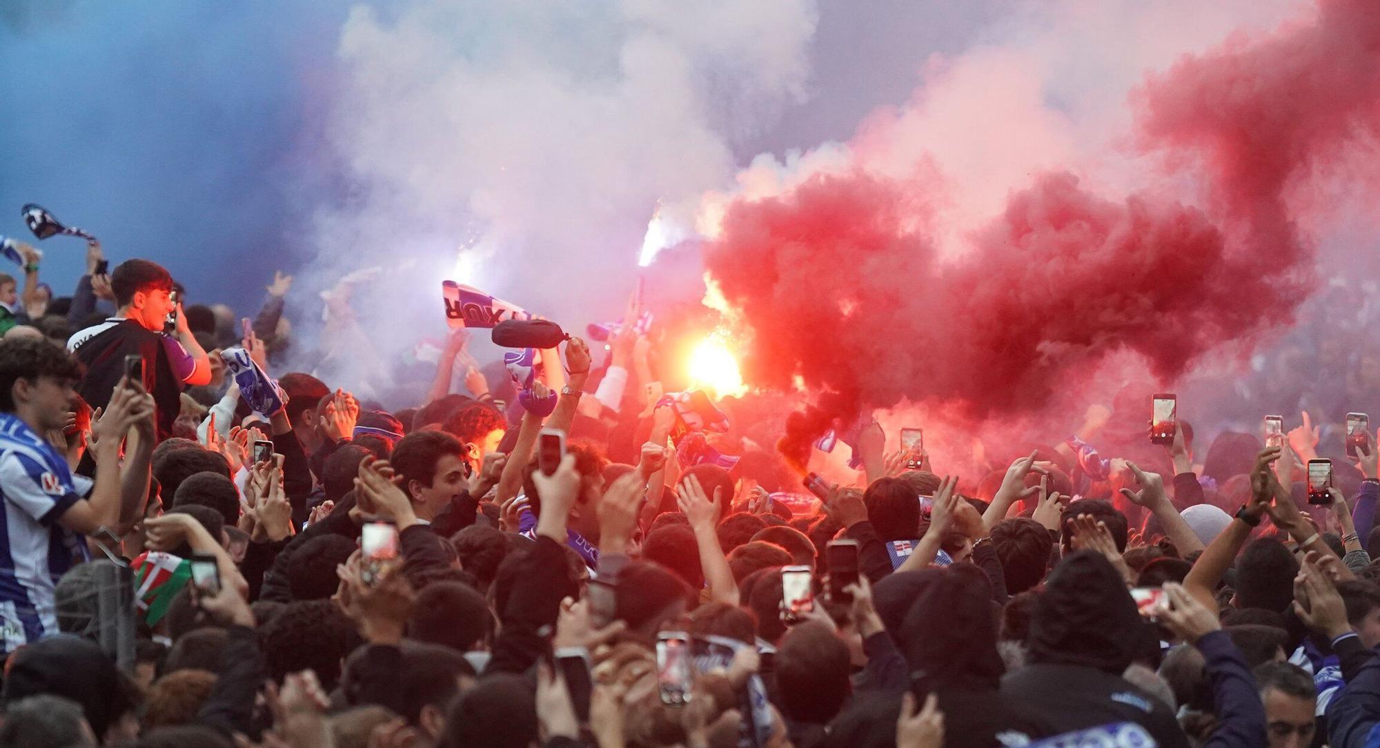 Recibimiento antes del derbi