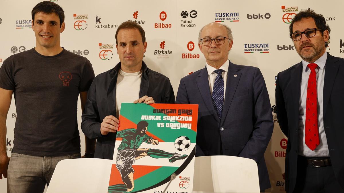 El nuevo seleccionador de Euskal Selekzioa, Jagoba Arrasate, (2i) junto al presidente de esta entidad Javier Landeta (2d) y los directivos &gt;Ion Larrea, (d) y Mikel Del Gregorio.
