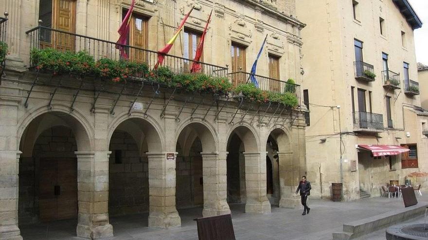 Vista de la casa consistorial de Viana.