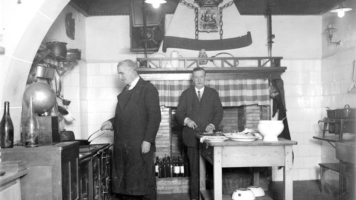 Dos socios en la cocina de Kañoyetan en 1935