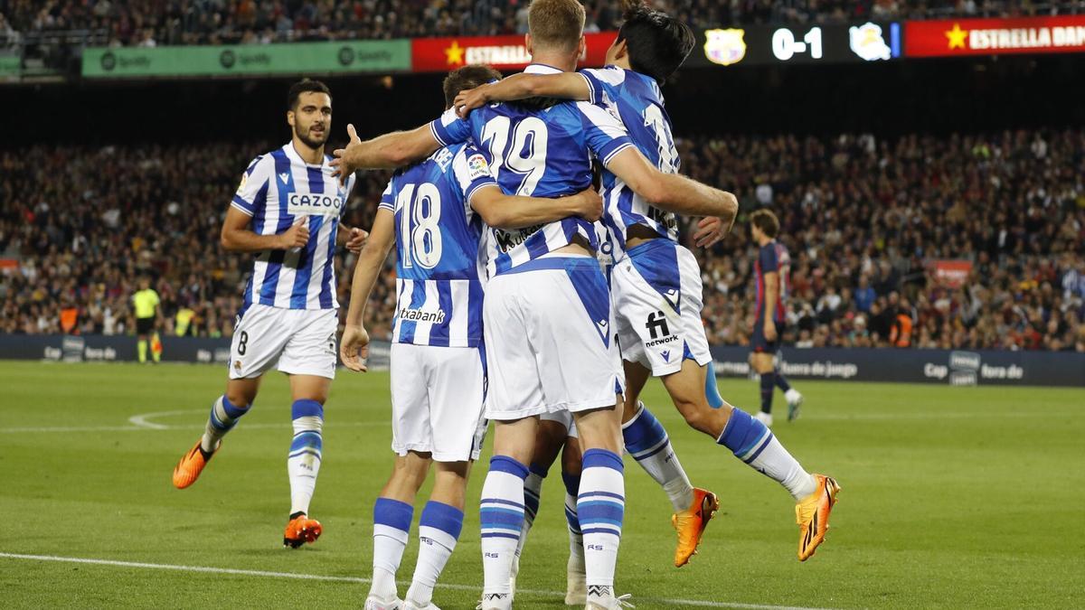 Merino, Gorosabel y Kubo felicitan a Sorloth tras marcar el noruego el momentáneo 0-2 de la Real en el Camp Nou, en la recta final de la Liga 2022-23.