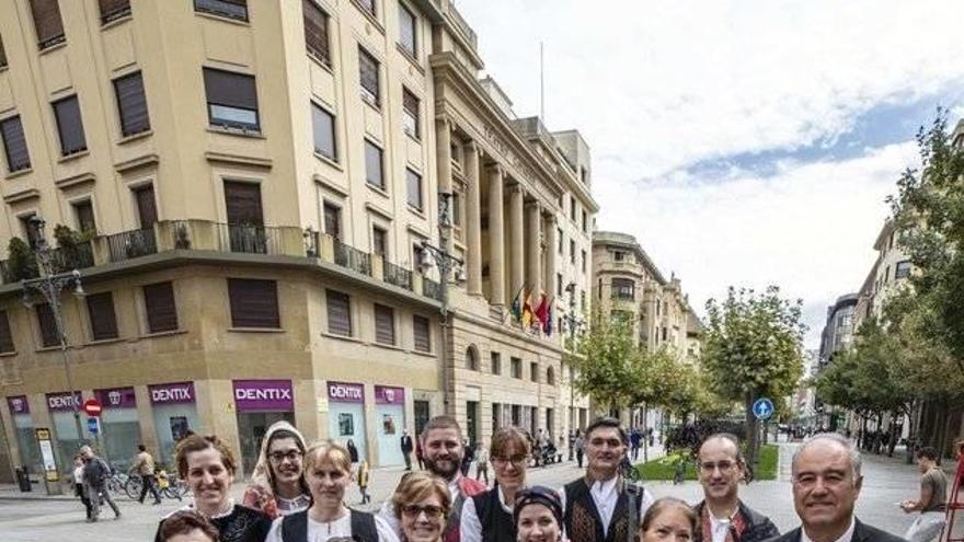 Varios integrantes de la Casa de Castilla y León posan junto a su presidente Jaime Valdeolmillos (arriba a la derecha).