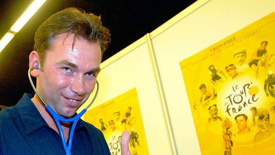 Bruyneel bromea con Armstrong en el control médico previo del Tour de 2003.Foto: Afp