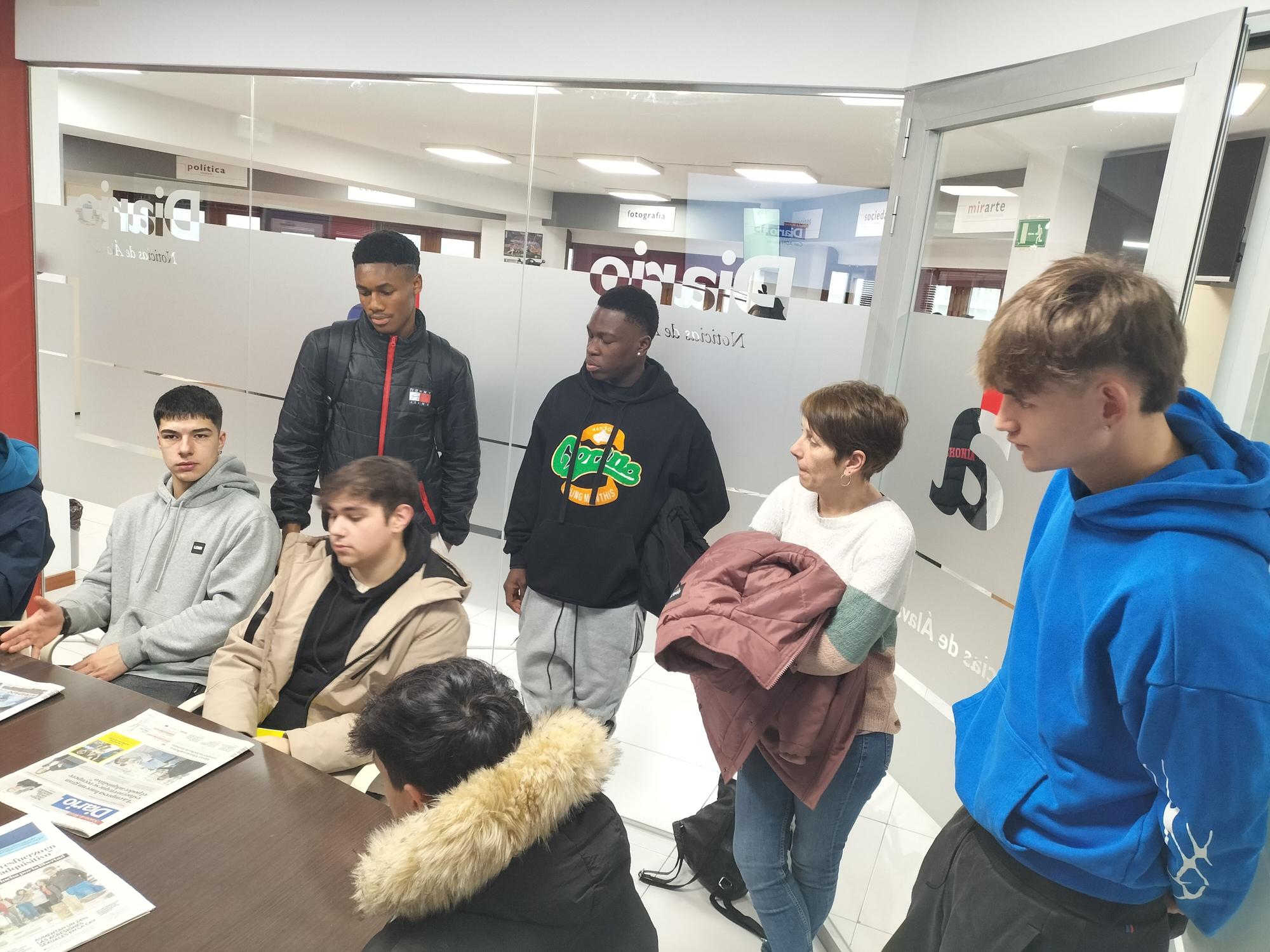 En imágenes: Los alumnos de 2° de mecánica de EPA El Carmen visitan Diario de Noticias de Álava