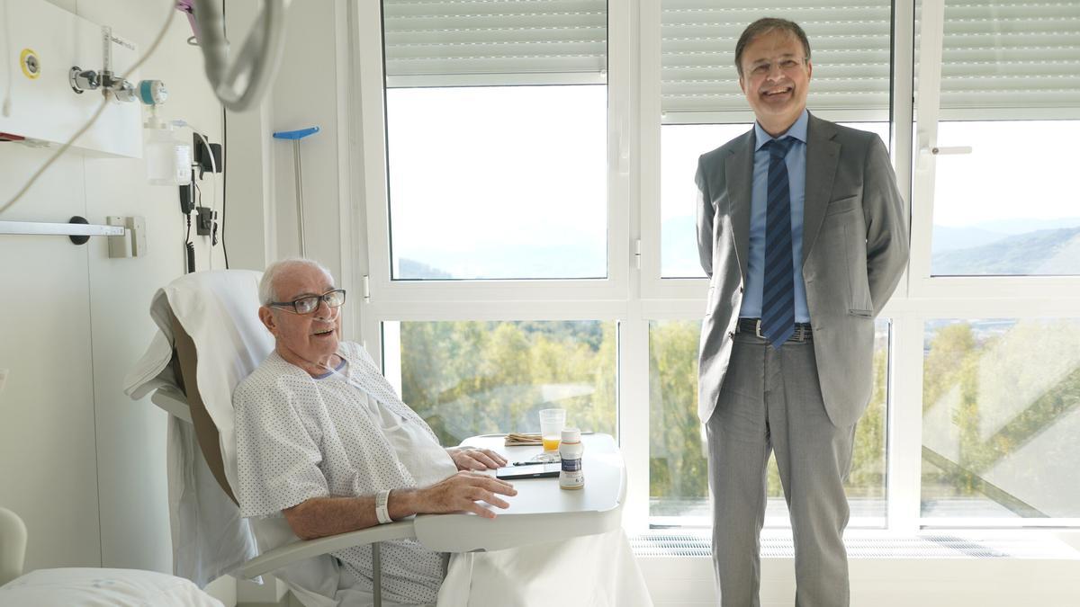 El consejero de Salud del Gobierno Vasco, Alberto Martínez, con un paciente del Hospital de Santa Marina.