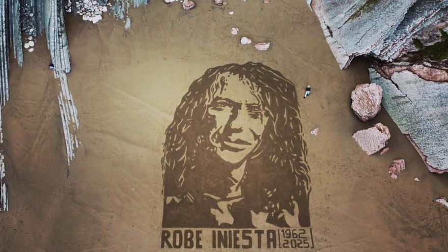 Donde rompen las olas: el adiós a Robe Iniesta dibujado en la arena de Itzurun en Zumaia