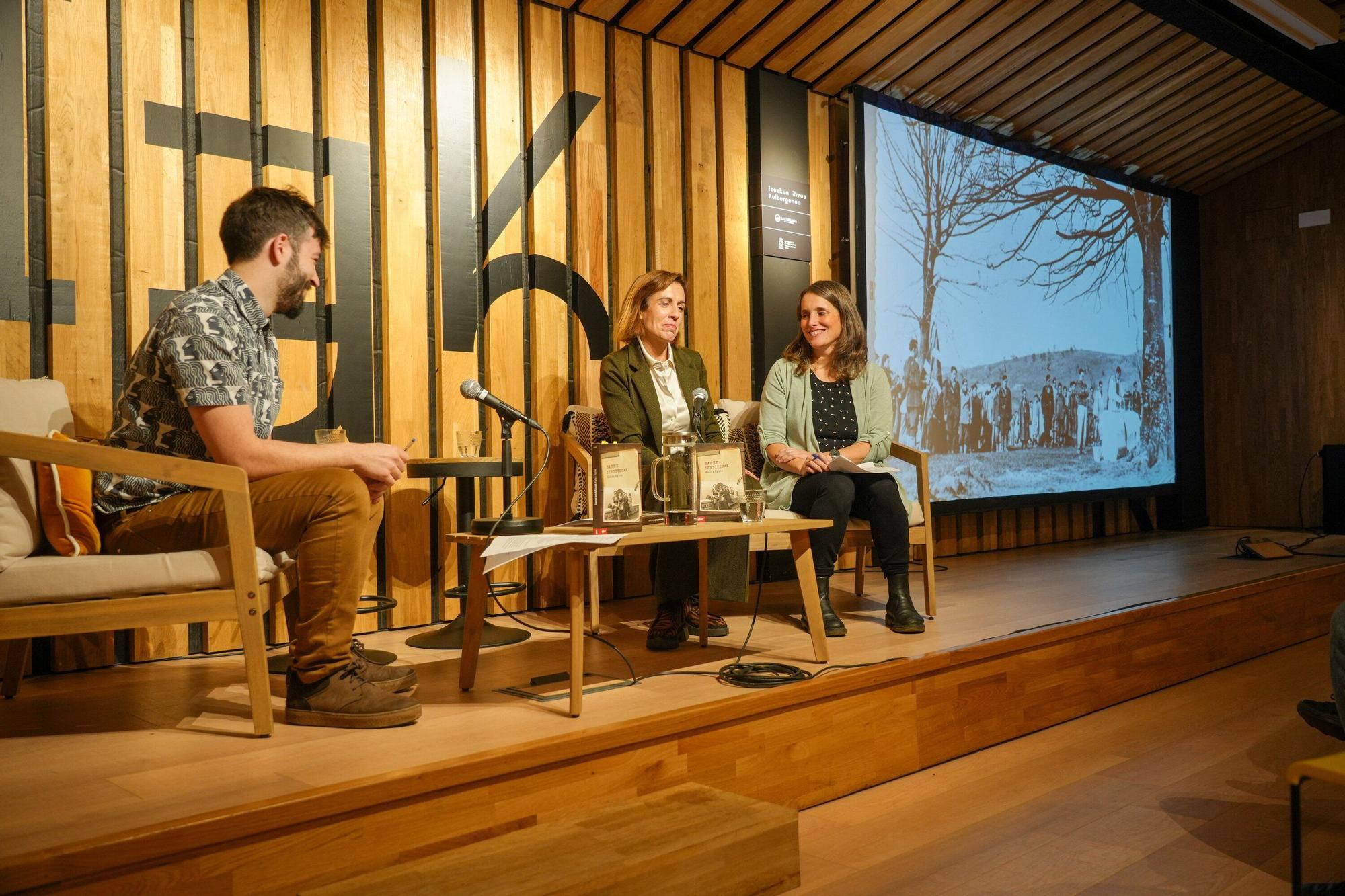 En imágenes: Katixa Aguirre presenta su nueva novela 'Barne zerbitzuak'