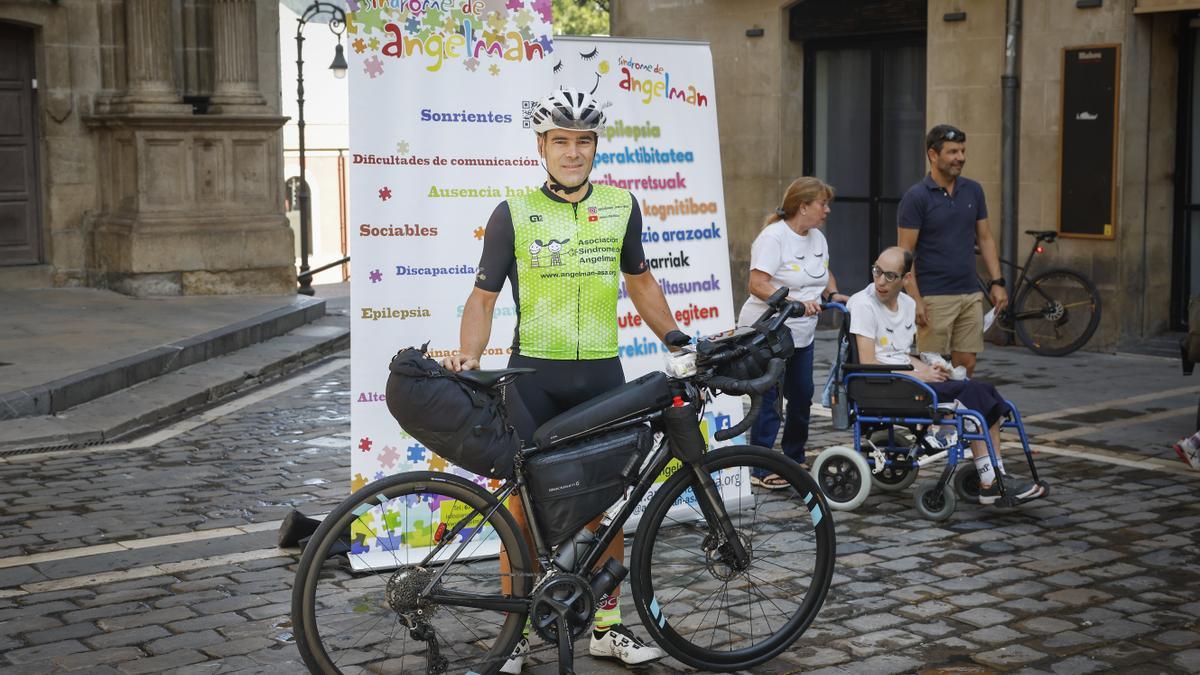 Íñigo, este domingo en la plaza del Ayuntamiento de Pamplona, donde ha iniciado la marcha.