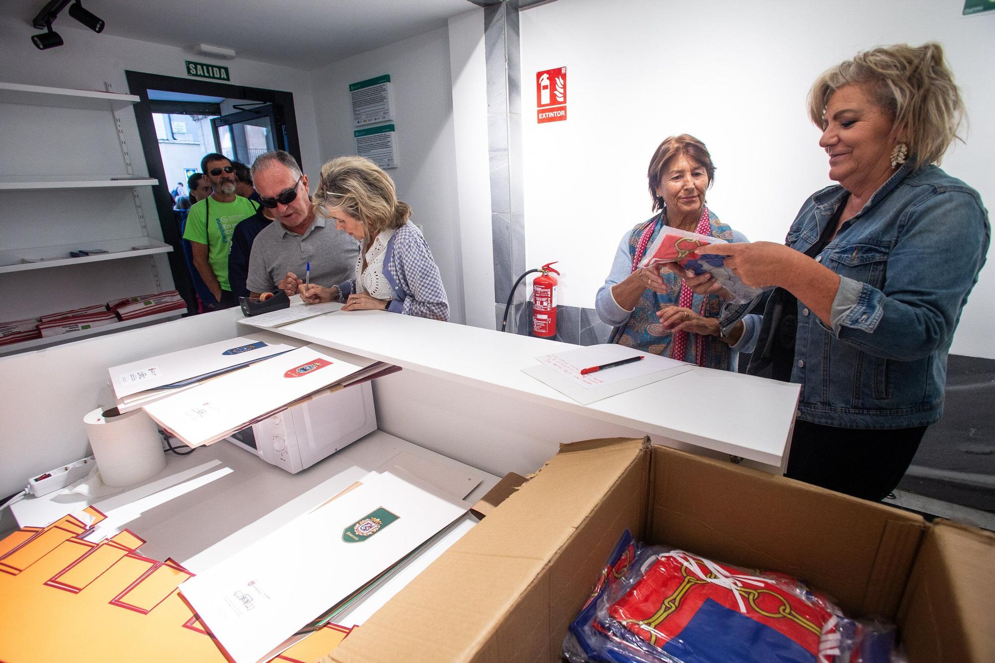 Colas para adquirir una de las 400 banderolas con el escudo de Pamplona