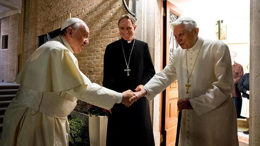 Imagen facilitada por el Osservatore Romano que muestra al papa Francisco (i), saludando a su predecesor, el papa emérito Benedicto XVI (d) en el monasterio Mater Ecclesiae (Madre de la Iglesia en latín) en la ciudad de Vaticano.