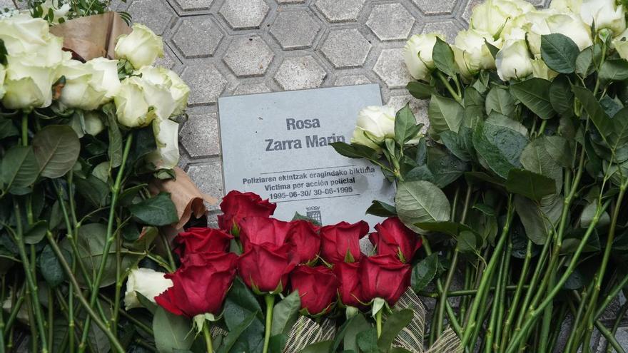 Una placa recuerda a Rosa Zarra en Donostia