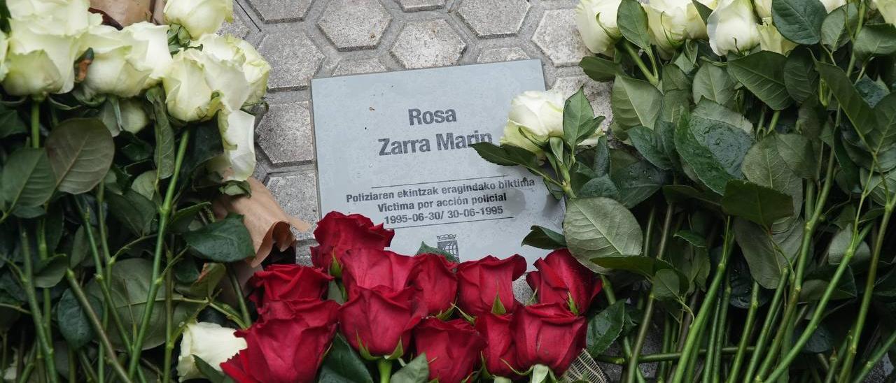 Una placa recuerda a Rosa Zarra en Donostia