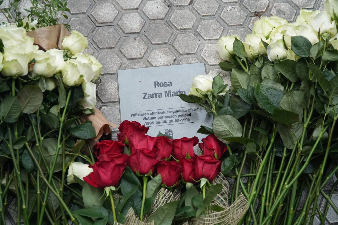 Una placa recuerda a Rosa Zarra en Donostia