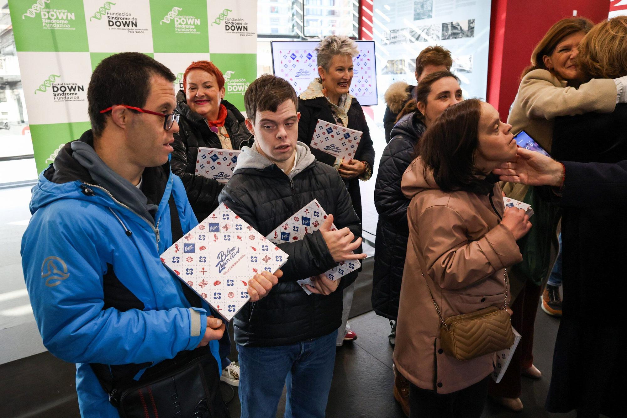 En imágenes: La Fundación Síndrome de Down presenta la guía gastronómica 'Bilbao Zaporetan'