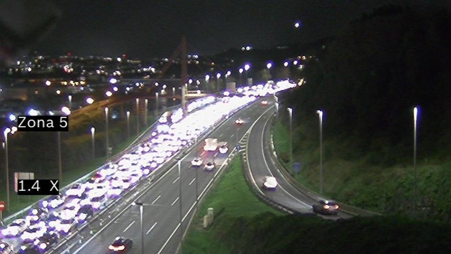 Retenciones kilométricas en el Txorierri por un accidente múltiple dirección Barakaldo